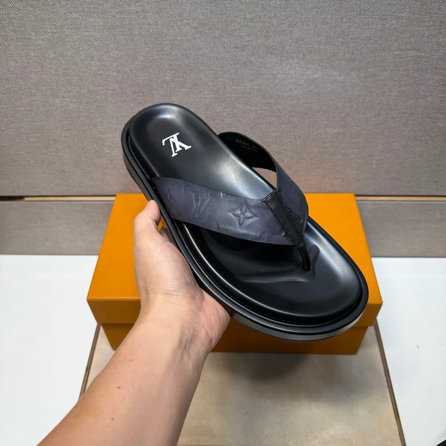 ⬛️Men's shoes 💰p400 [LV～] Men's casual slippers 2025z cabinet sales simultaneously 🔶Size: 39-44#️⃣ 🔷4 colors🔜The upper is made of cowhide stitching➕Genuine leather lining, comfortable and breathable, sole: original comfortable and wear-resistant outsole, ⚠️Real 📱Photographed🎬The real thing is better📢📢📢
